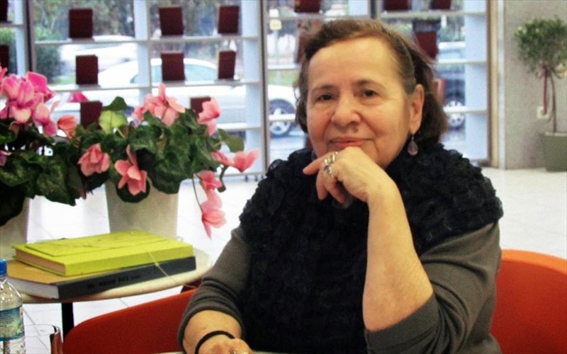 i-alkuoni-papadaki-sto-mousikopoiitiko-kafeneio