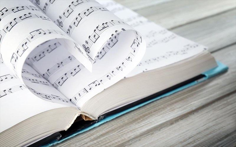 i-mousiki-empneei-ti-logotexnia-sti-stegi