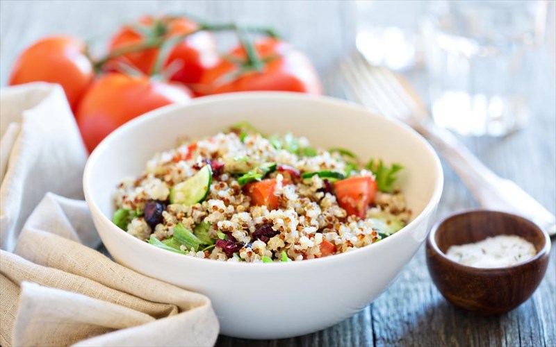 detox-froutosalata-me-kinoa-apo-tin-eidiko