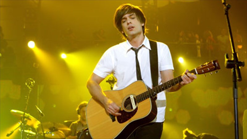 neaniki-mousiki-giorti-me-anapantexes-diaskeues