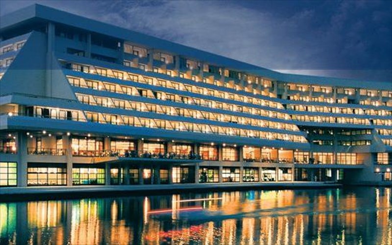 i-poluteleia-tou-porto-carras-grand-resort-kerdise-diakrisi-sta-world-luxury-hotel-awards-2015