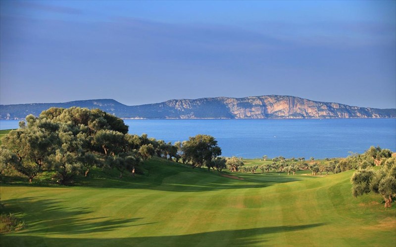 gkolf-kai-filanthropia-sunduastikan-stin-costa-navarino