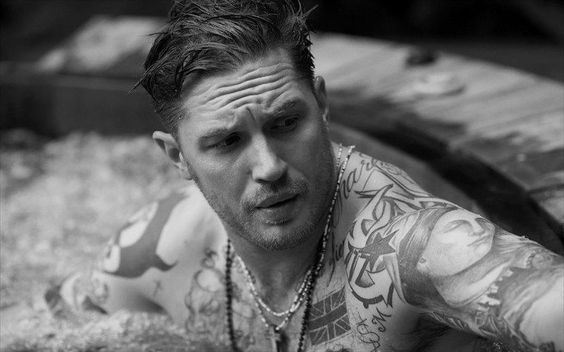 o-tom-hardy-einai-rok-star