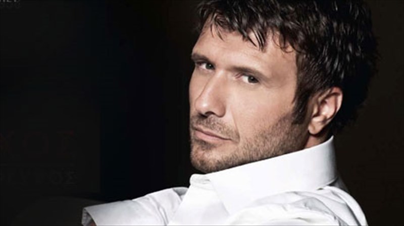 o-giannis-ploutarxos-ksekina-tis-nuxterines-tou-eksodous