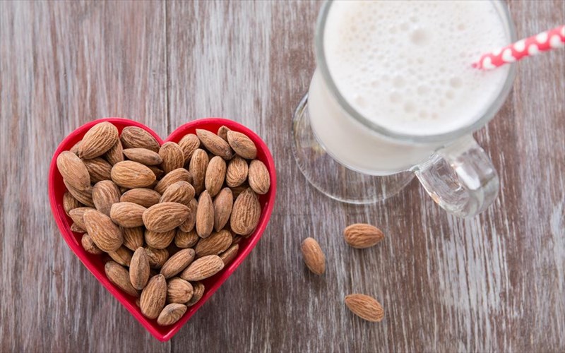 4-logoi-gia-na-pinete-gala-amugdalou-kathimerina-logoi-gia-na-pinete-gala-amugdalou-kathimerina