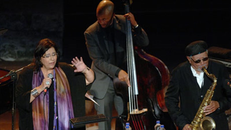 gefura-anamesa-se-duo-kosmous