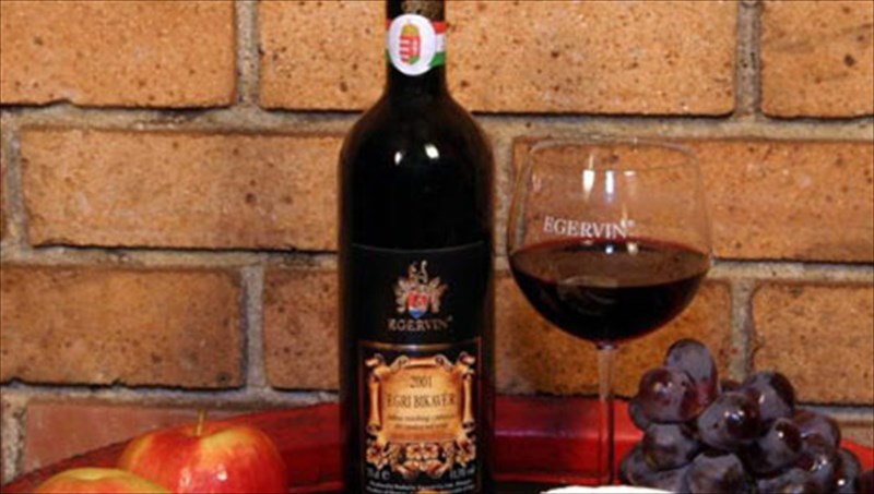 ena-krasi-apo-aima-taurou