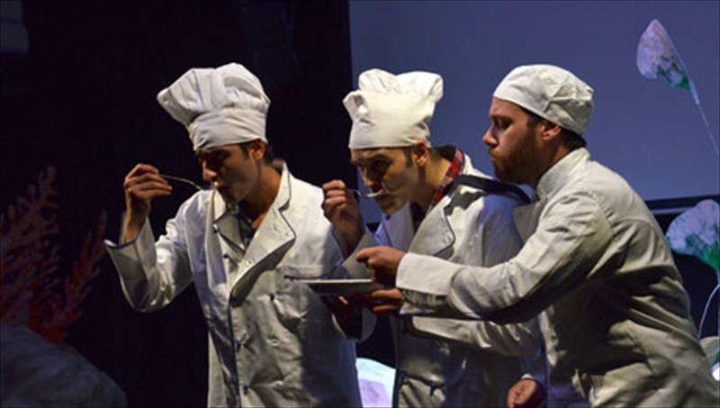 ti-kanei-mia-psarosoupa-se-mia-mousiki-skini