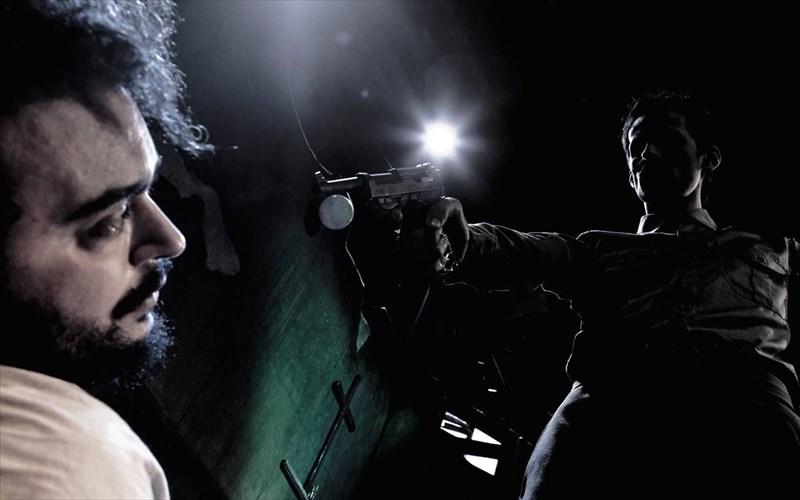 i-skoteini-petra-se-skinothesia-konnou-aspioti-sto-kibotos