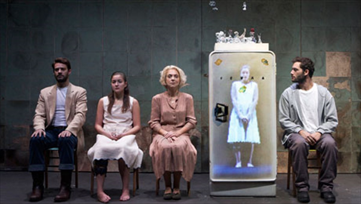 i-natalia-tsaliki-se-enan-oneiriko-gualino-kosmo