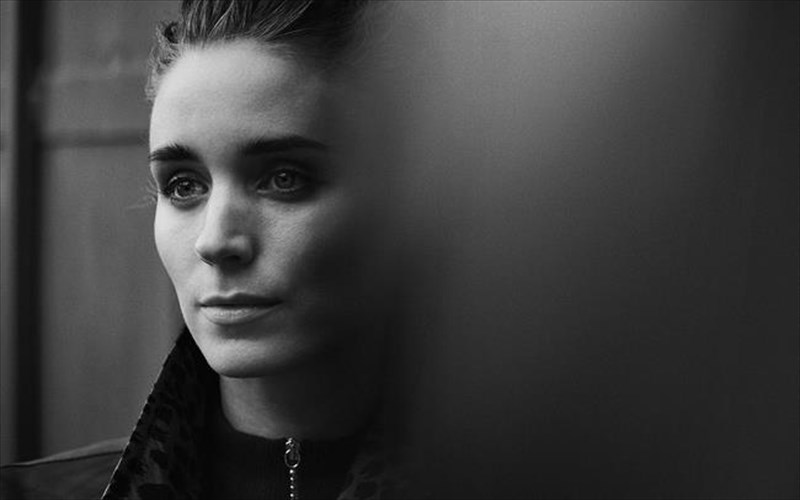 i-rooney-mara-einai-skotadi-kai-fos-mazi