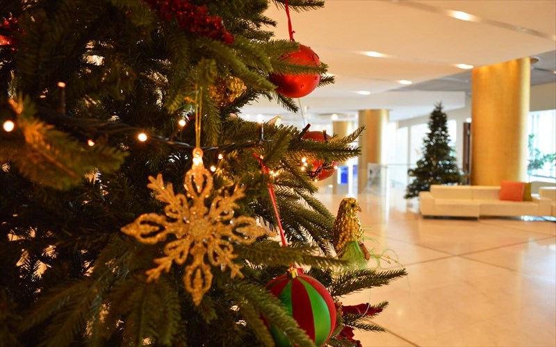 to-hilton-giortazei-kai-boitha-to-xamogelo-tou-paidiou