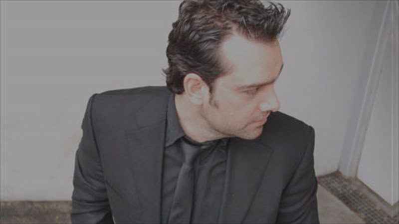 mousiki-parastasi-bgalmeni-apo-diskous-binuliou-kai-kasetes