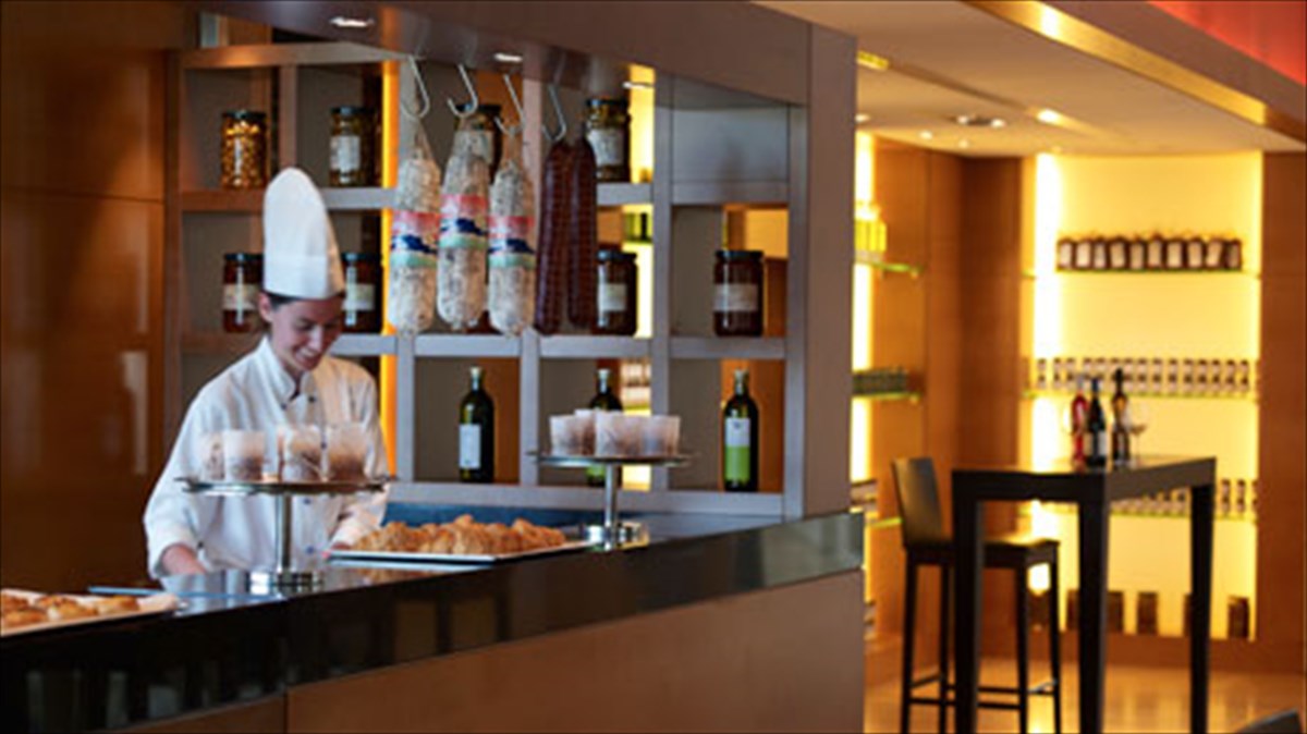 ta-nea-tou-mauropinaka-sto-aethrion-lounge-tou-hilton