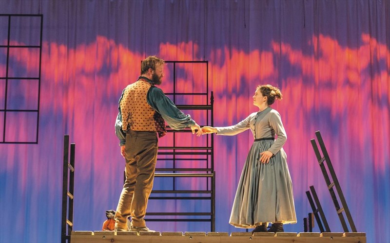 h-tzein-eur-zontaneuei-stin-agglia-kai-anametadidetai-live-sto-megaro