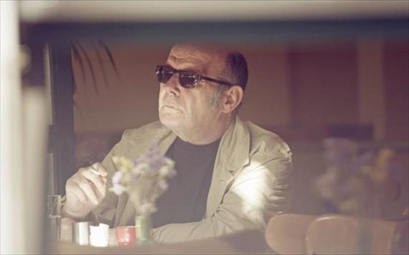 kritiki-o-diatritos-xaraktiras-ton-ellinon-se-enan-eufui-kaustiko-monologo