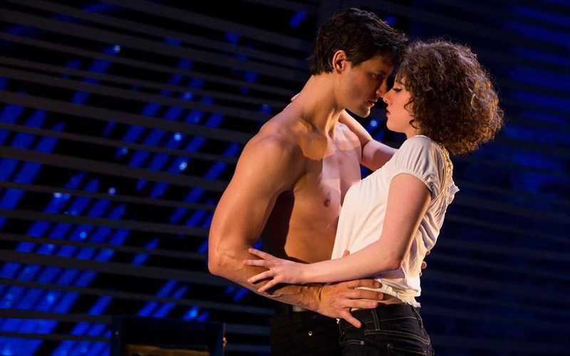 to-dirty-dancing-epistrefei-giatikaneis-den-bazei-tin-baby-sti-gonia