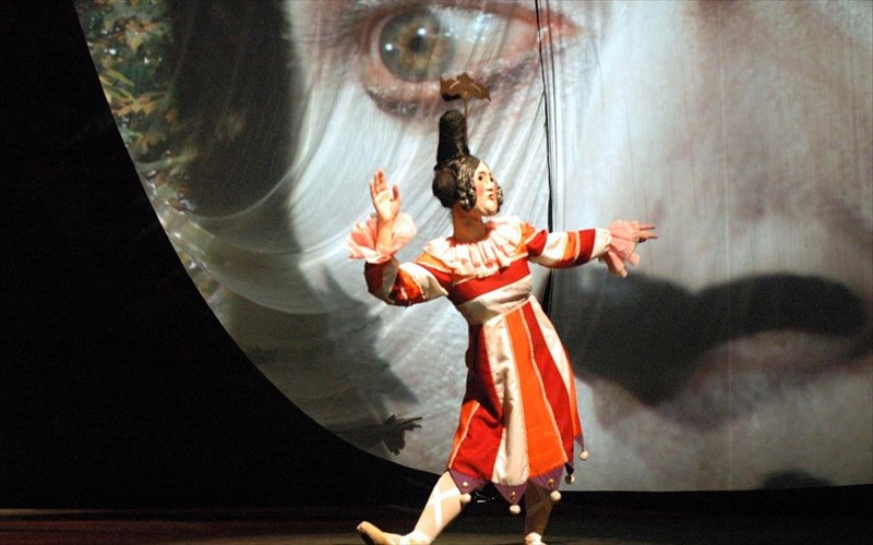 wonderful-circus-to-fantasmagoriko-mauro-theatro-tis-pragas-sto-badminton