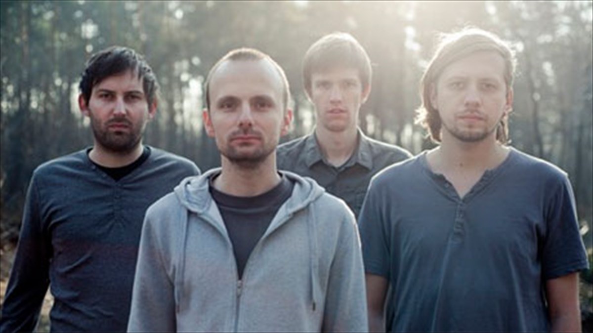 monternos-enallaktikos-rock-ixos-sto-six-dogs