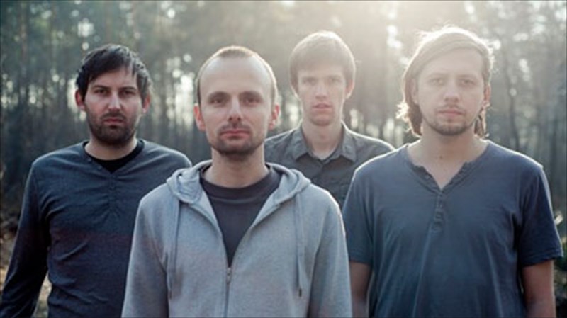 monternos-enallaktikos-rock-ixos-sto-six-dogs