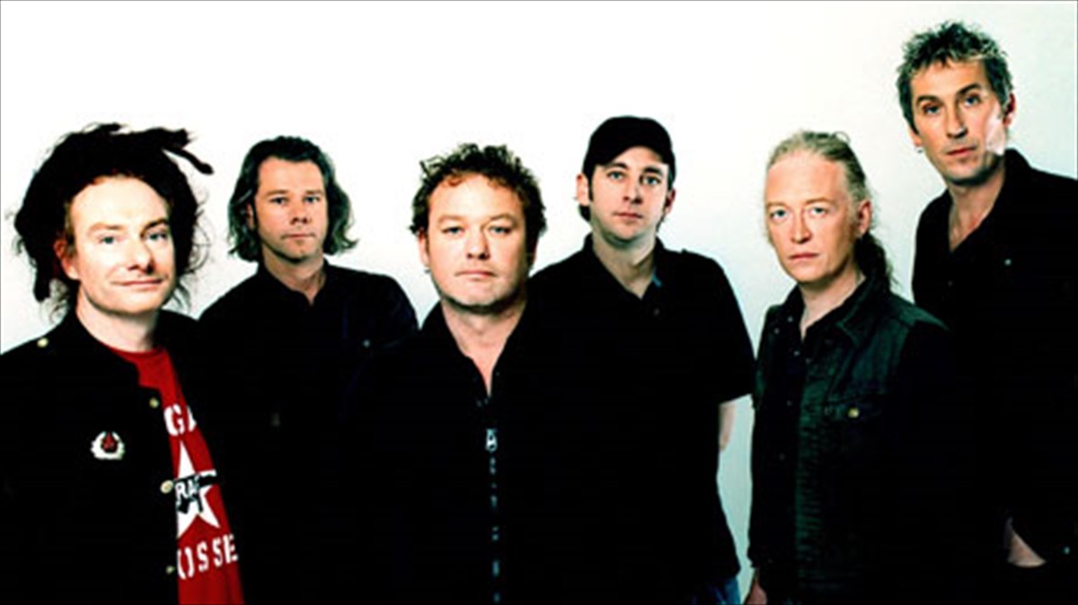 h-bretaniki-folk-sunanta-tin-omotita-tou-punk-rock