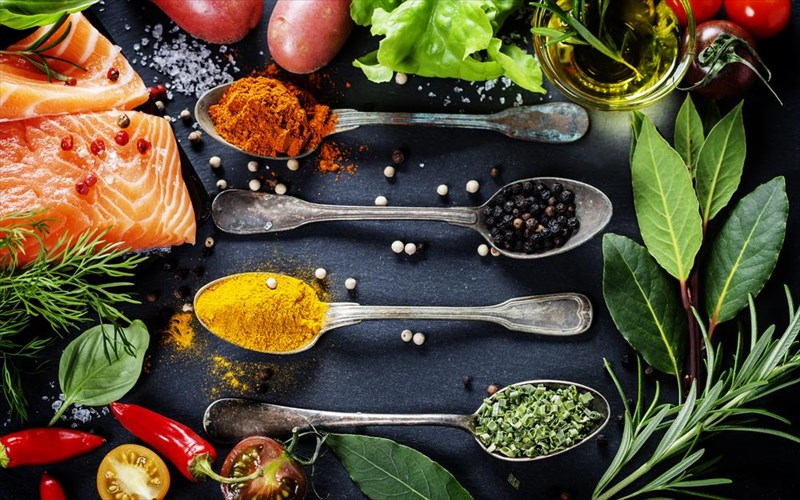 poia-gastronomika-trends-sugklonisan-ton-kosmo-ti-xronia-pou-molis-efuge