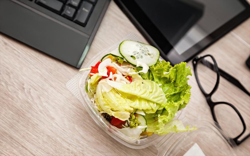 pos-prepei-na-trote-to-mesimeriano-sto-grafeio-gia-na-eiste-pio-paragogikoi