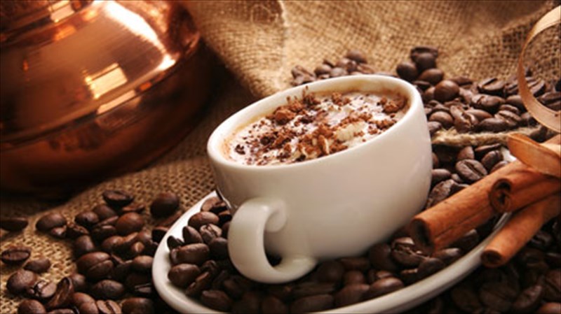 ta-panta-guro-apo-ton-kafe-se-ena-festibal