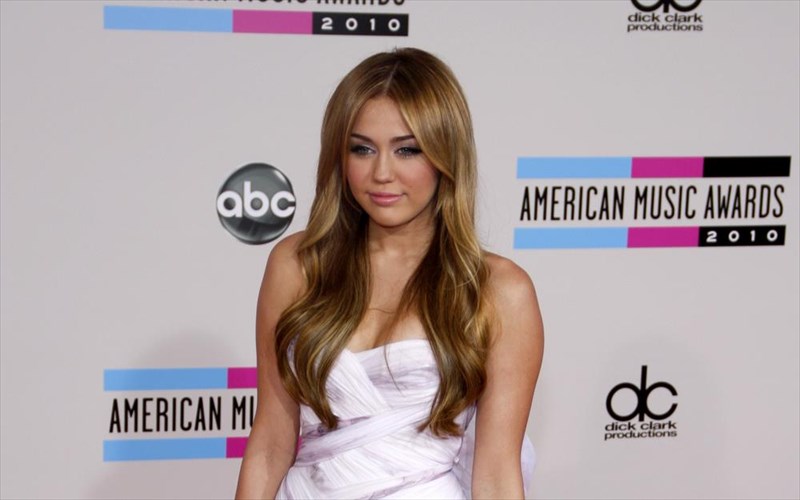 xristougenniatikes-ekplikseis-apo-tous-gkrin-ntei-kai-ti-maili-sairous