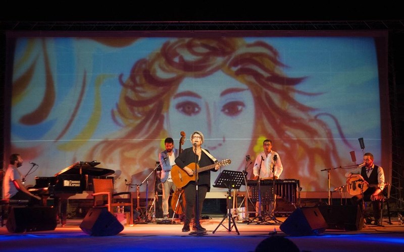 i-dimitra-galani-sto-gazarte-gia-duo-mono-bradies