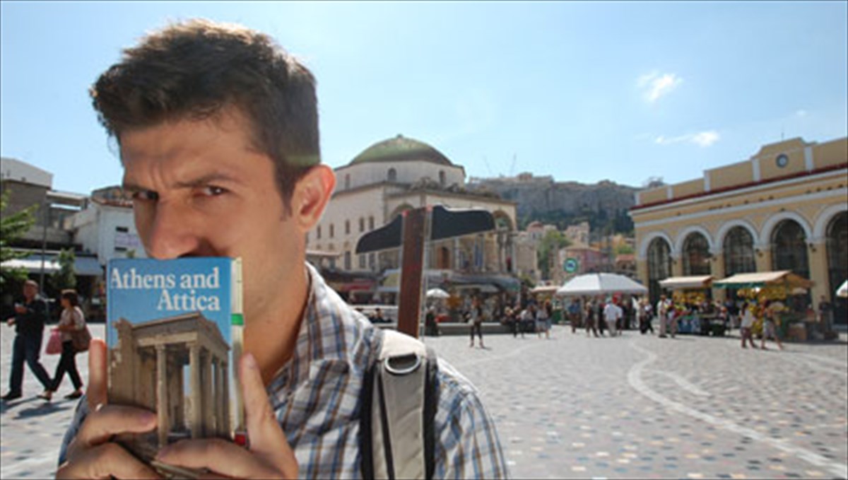 enas-protoemfanizomenos-skinothetis-mas-ksenagei-stin-akropoli