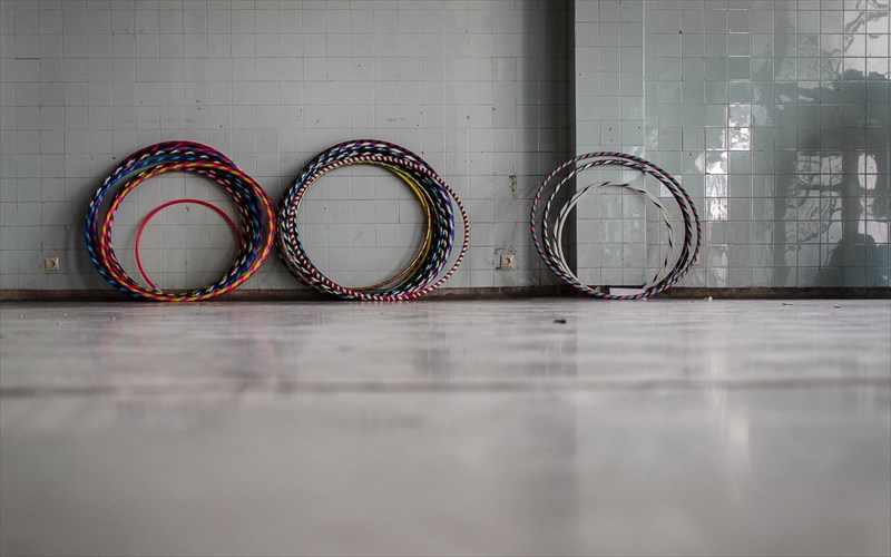 mathimata-xorou-me-hula-hoop-gia-enilikes