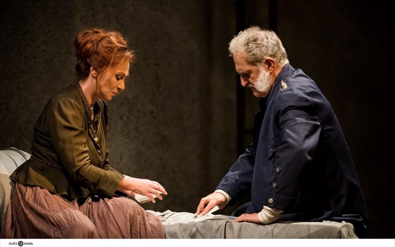 o-xoros-tou-thanatou-tou-strinmpergk-sunexizetai-sto-theatro-emporikon