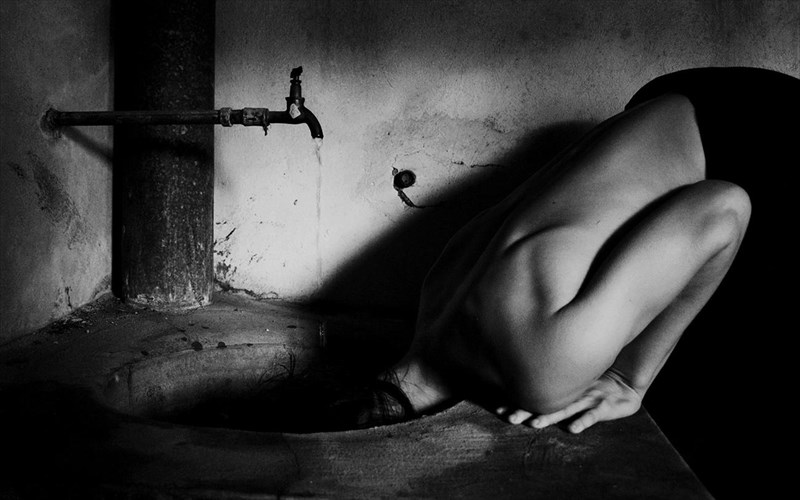 i-antigoni-kourakou-fotografizei-sti-skia-ton-pragmaton