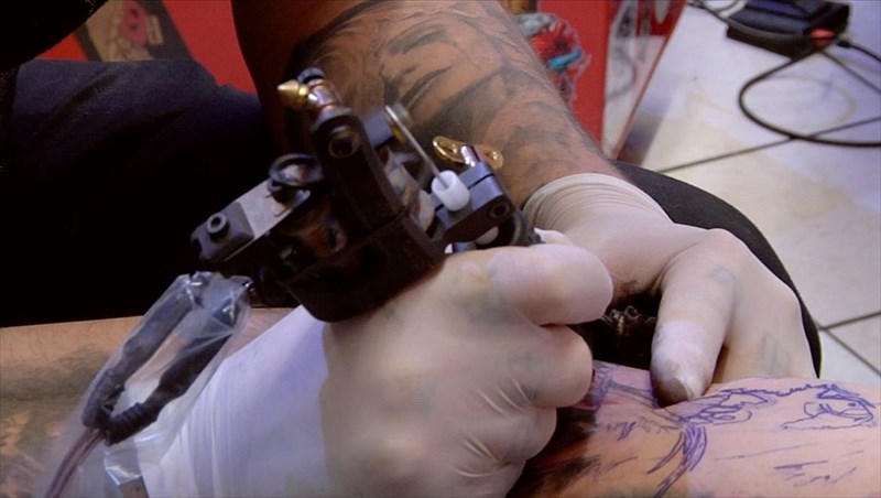 perasame-ena-proino-me-duo-tattoo-artists-tis-polis-video