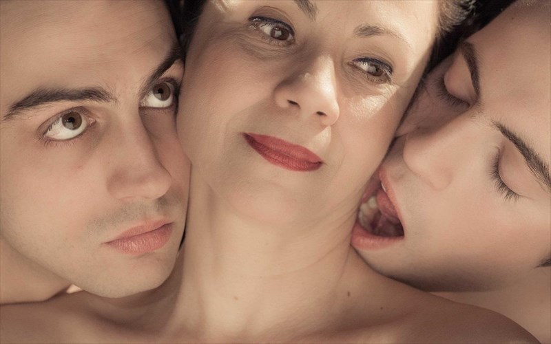 oi-idiotropies-tis-mariannas-tou-alfre-nte-musse-sto-porta