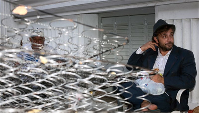 o-geloios-tou-ntostogiefski-stin-athina-tis-krisis