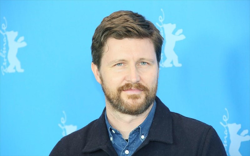 o-antriou-xai-skinothetis-tou-45-xronia-analambanei-ti-biografia-tou-aleksanter-makkouin