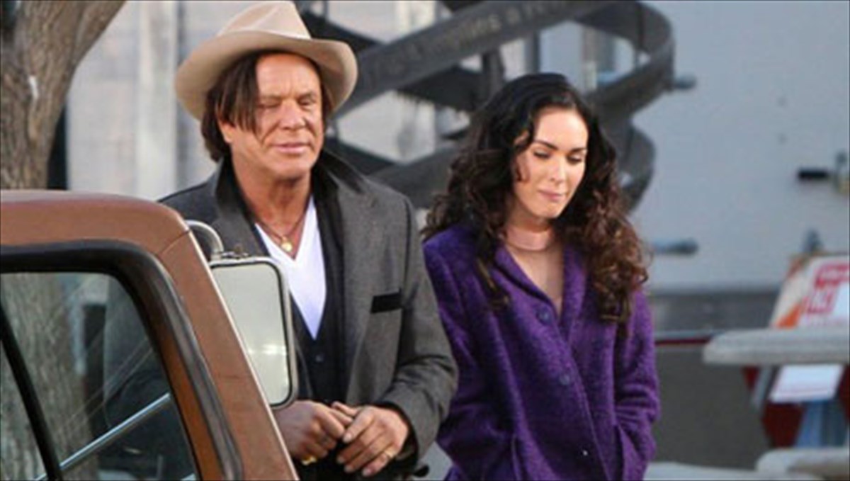 o-miki-rourk-dipla-stin-aggeliki-megkan-foks