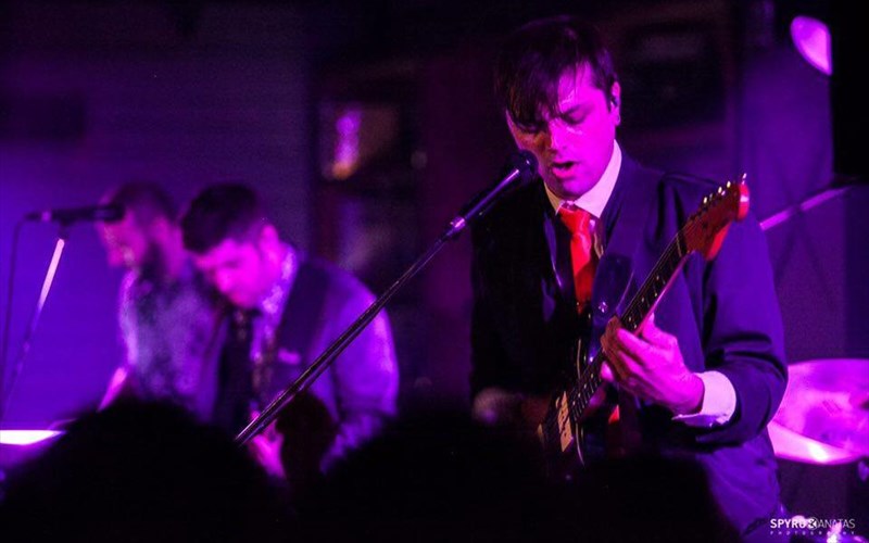 oi-wedding-singers-ksanaxtupoun-eimaste-mousikoxoreutiki-psuxotherapeia