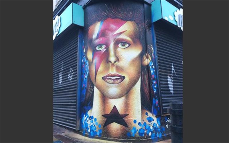 salos-sta-social-media-gia-tin-toixografia-tou-david-bowie-sto-sheffield