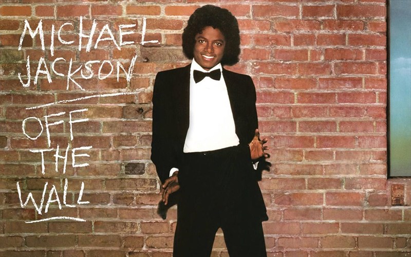 off-the-wall-o-basilias-tis-pop-epistrefei-mesa-apo-ena-monadiko-sullektiko-paketo