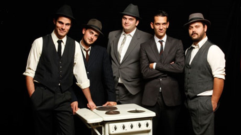 oi-imam-baildi-upodexontai-ton-maxwell-wright-ton-ojos-de-brujo