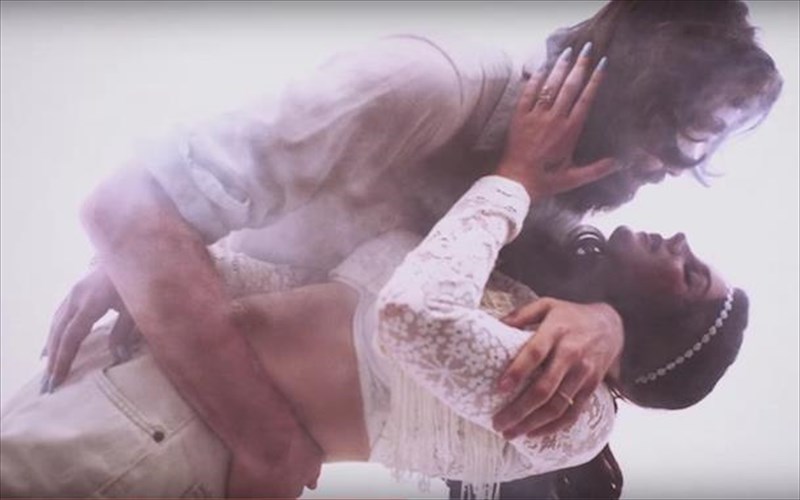 lana-del-rey-kai-father-John-misty-protagonistoun-sto-olokainourio-video-gia-to-freak