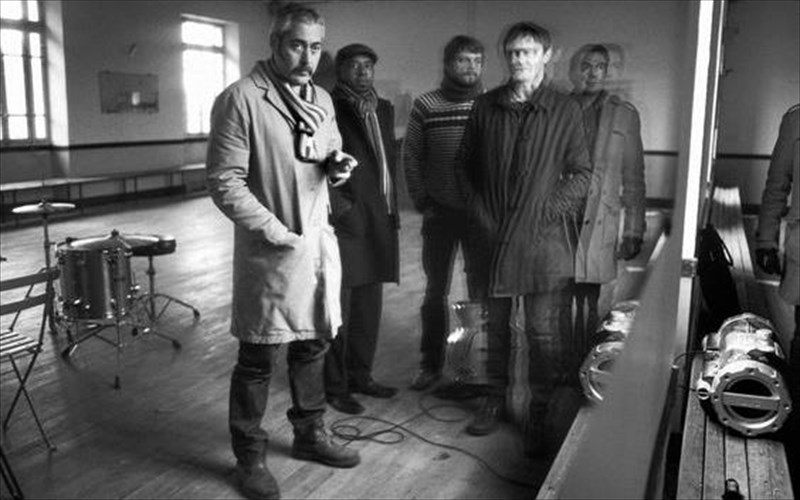 simera-kai-aurio-oi-tindersticks-sti-stegi-grammaton-kai-texnon