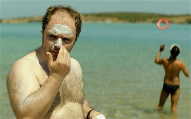 pente-logoi-pou-to-suntan-einai-i-pio-poluanamenomeni-elliniki-tainia-tou-2016-pio-poluanamenomeni-elliniki-tainia-tou-2016