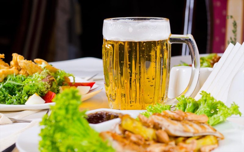 11-periergoi-nomoi-gia-to-fagito-kai-to-poto-se-diafores-xores