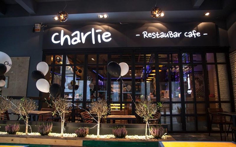 charlie-restaubar-cafe-to-all-day-bar-restaurant-tis-kolokotroni-me-ti-diki-tou-prosopikotita