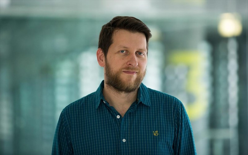 h-poiisi-katagrafei-tin-elliniki-krisi-sti-mikri-skini-tis-stegis