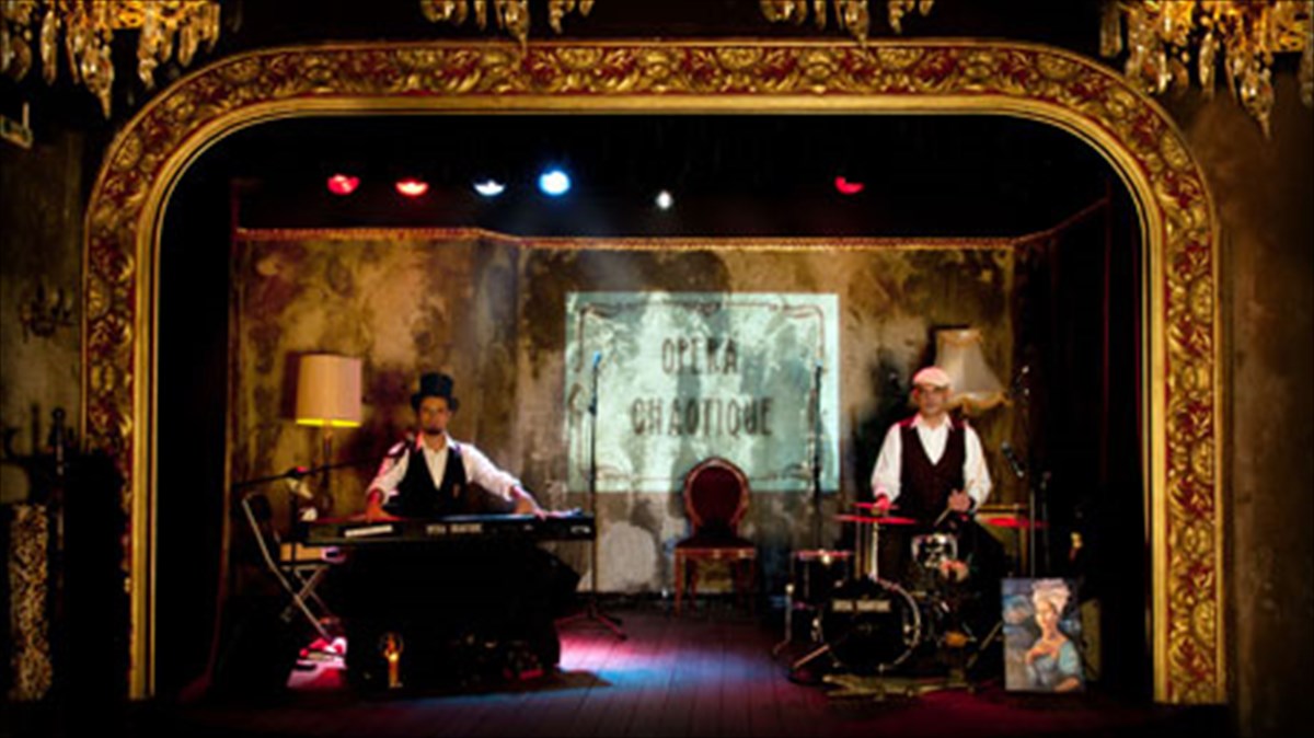 sourealistiki-komikotragiki-istoria-me-aroma-berolinezikou-kampare